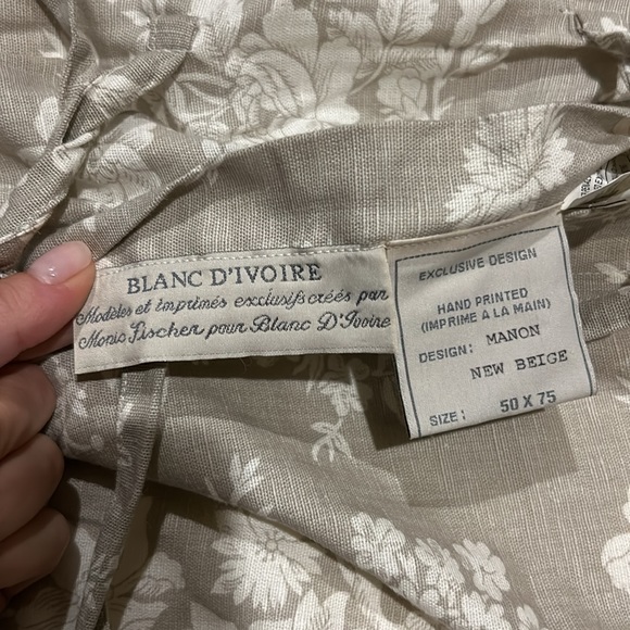 Set of Blanc d’ivoire quilted pillow cases. Taupe and cream floral pattern. - Picture 3 of 3